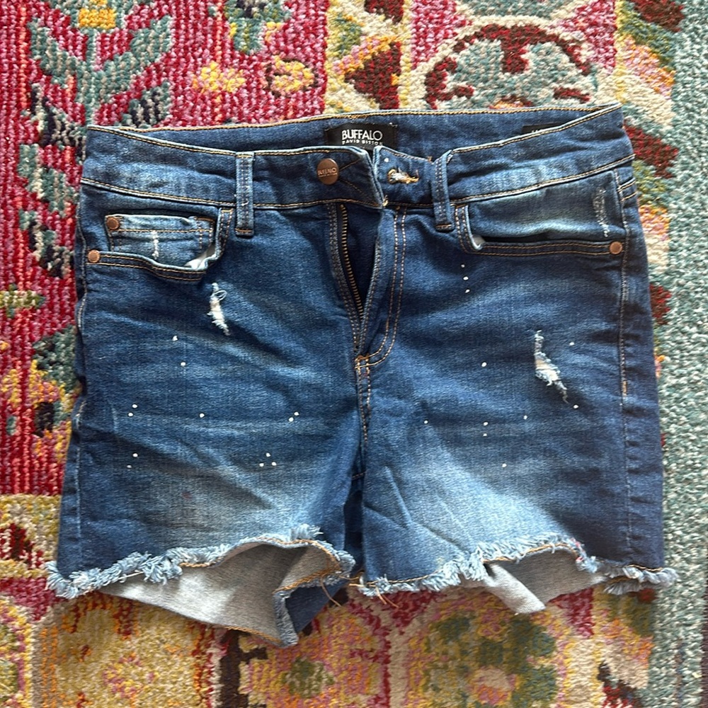 Distressed, stretchy Jean shorts